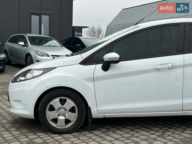 Білий Форд Фієста, об'ємом двигуна 1.2 л та пробігом 140 тис. км за 6990 $, фото 2 на Automoto.ua