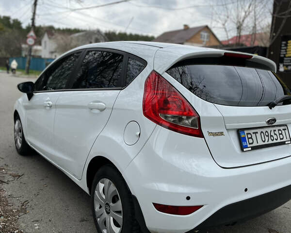 Білий Форд Фієста, об'ємом двигуна 1.4 л та пробігом 225 тис. км за 5900 $, фото 7 на Automoto.ua