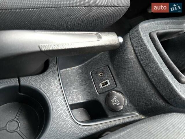 Білий Форд Фієста, об'ємом двигуна 1.25 л та пробігом 53 тис. км за 6400 $, фото 58 на Automoto.ua