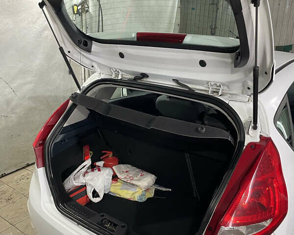 Белый Форд Фиеста, объемом двигателя 1.4 л и пробегом 125 тыс. км за 6000 $, фото 7 на Automoto.ua