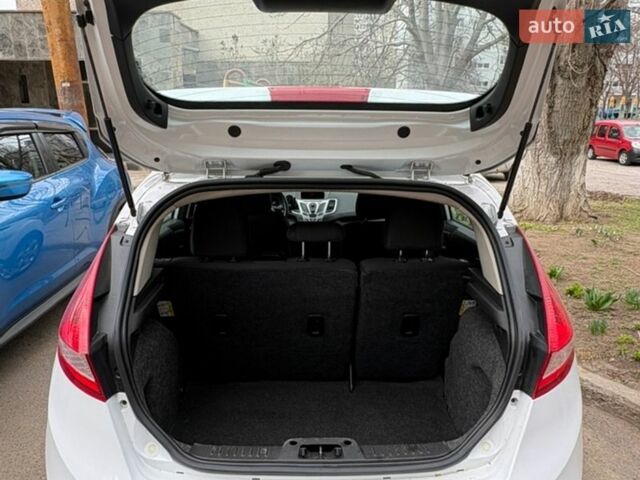 Белый Форд Фиеста, объемом двигателя 1.6 л и пробегом 135 тыс. км за 7000 $, фото 13 на Automoto.ua