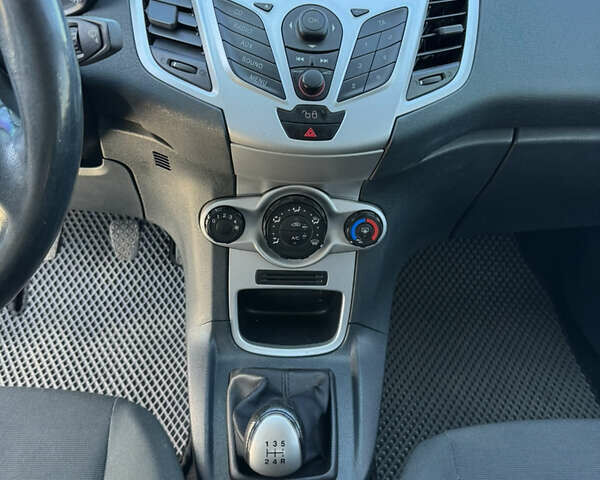 Белый Форд Фиеста, объемом двигателя 1.4 л и пробегом 163 тыс. км за 6500 $, фото 12 на Automoto.ua