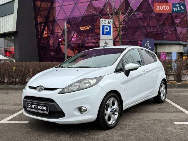 Білий Форд Фієста, об'ємом двигуна 1.39 л та пробігом 150 тис. км за 6990 $, фото 2 на Automoto.ua