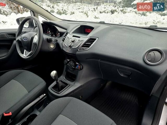 Білий Форд Фієста, об'ємом двигуна 1.25 л та пробігом 53 тис. км за 6400 $, фото 59 на Automoto.ua