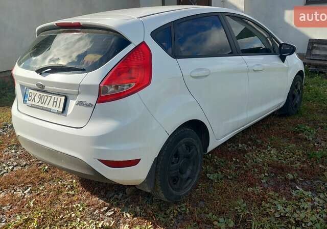 Форд Фієста 2012 у Хмельницькому на Automoto.ua Білий Форд Фієста, об'ємом двигуна 1.25 л та пробігом 123 тис. км за 5700 $, фото 1 на Automoto.ua