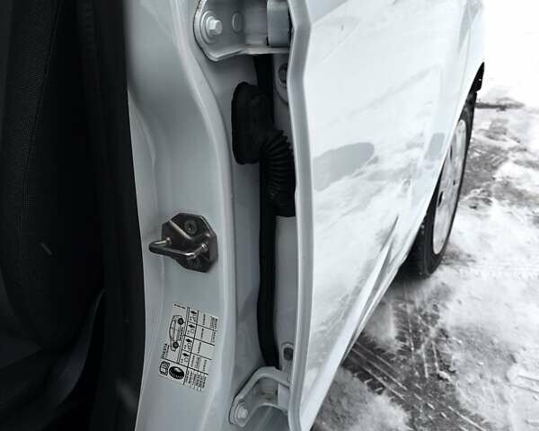 Білий Форд Фієста, об'ємом двигуна 1.25 л та пробігом 53 тис. км за 6400 $, фото 82 на Automoto.ua