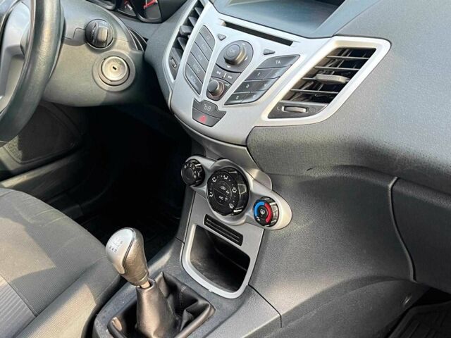 Білий Форд Фієста, об'ємом двигуна 1.2 л та пробігом 170 тис. км за 6290 $, фото 17 на Automoto.ua