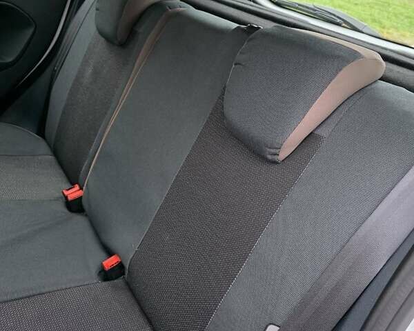 Белый Форд Фиеста, объемом двигателя 1.4 л и пробегом 32 тыс. км за 7600 $, фото 18 на Automoto.ua