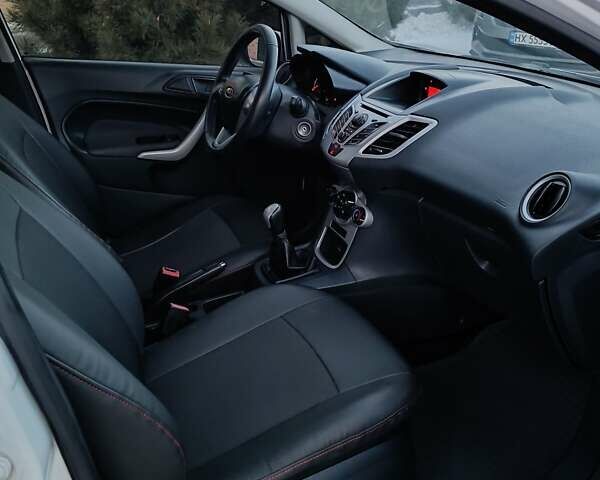 Белый Форд Фиеста, объемом двигателя 1.4 л и пробегом 95 тыс. км за 6900 $, фото 27 на Automoto.ua