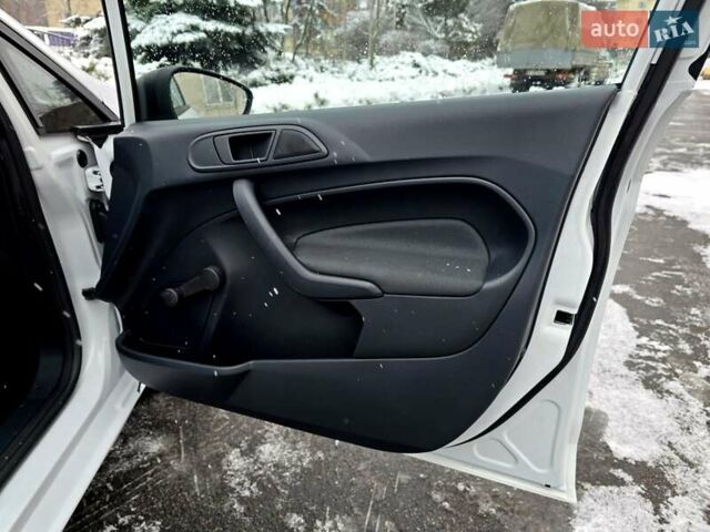 Білий Форд Фієста, об'ємом двигуна 1.25 л та пробігом 53 тис. км за 6400 $, фото 38 на Automoto.ua