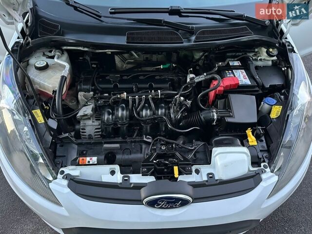 Білий Форд Фієста, об'ємом двигуна 1.39 л та пробігом 125 тис. км за 8350 $, фото 97 на Automoto.ua