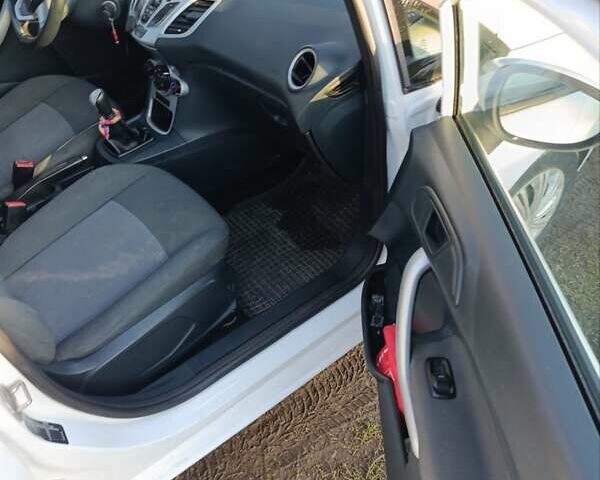 Білий Форд Фієста, об'ємом двигуна 1.24 л та пробігом 191 тис. км за 5300 $, фото 4 на Automoto.ua