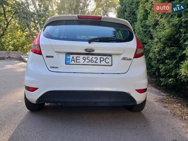 Белый Форд Фиеста, объемом двигателя 1.24 л и пробегом 130 тыс. км за 6400 $, фото 2 на Automoto.ua