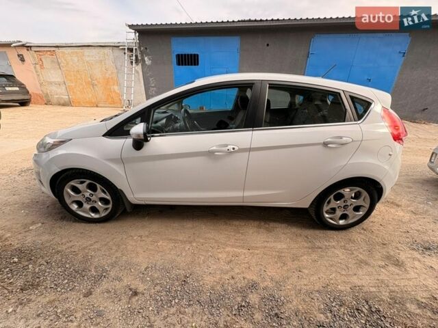 Белый Форд Фиеста, объемом двигателя 1.6 л и пробегом 135 тыс. км за 7000 $, фото 3 на Automoto.ua