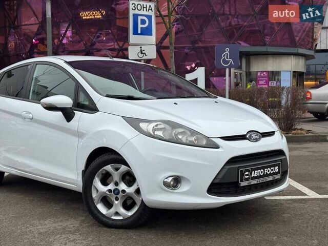 Білий Форд Фієста, об'ємом двигуна 1.39 л та пробігом 150 тис. км за 6990 $, фото 3 на Automoto.ua