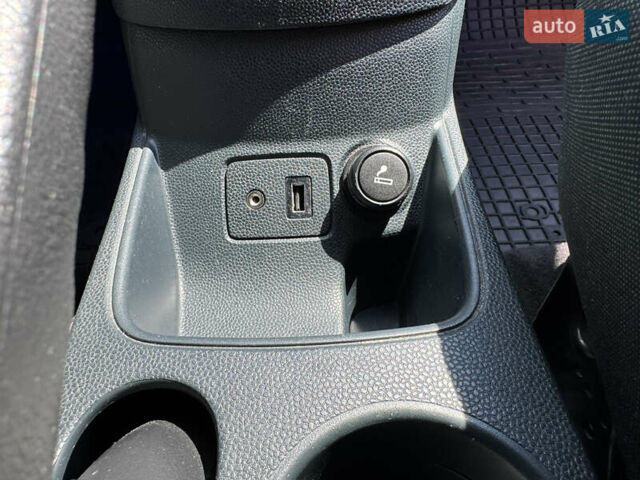 Белый Форд Фиеста, объемом двигателя 1.4 л и пробегом 115 тыс. км за 6500 $, фото 22 на Automoto.ua