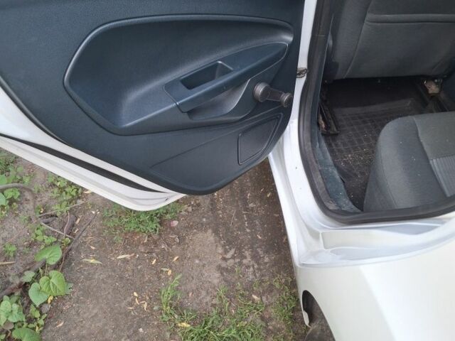 Білий Форд Фієста, об'ємом двигуна 1.2 л та пробігом 231 тис. км за 6500 $, фото 2 на Automoto.ua