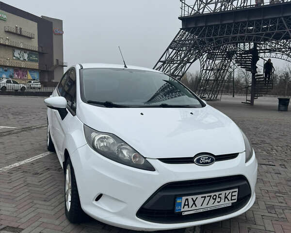 Белый Форд Фиеста, объемом двигателя 1.4 л и пробегом 128 тыс. км за 7100 $, фото 1 на Automoto.ua