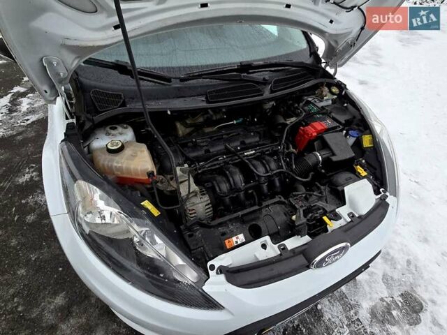 Білий Форд Фієста, об'ємом двигуна 1.25 л та пробігом 53 тис. км за 6400 $, фото 117 на Automoto.ua