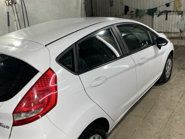 Білий Форд Фієста, об'ємом двигуна 1.4 л та пробігом 125 тис. км за 6000 $, фото 2 на Automoto.ua