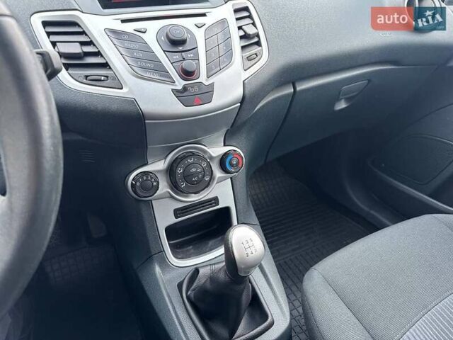 Білий Форд Фієста, об'ємом двигуна 1.4 л та пробігом 38 тис. км за 7600 $, фото 7 на Automoto.ua