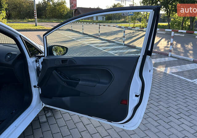 Белый Форд Фиеста, объемом двигателя 1.56 л и пробегом 157 тыс. км за 6650 $, фото 21 на Automoto.ua
