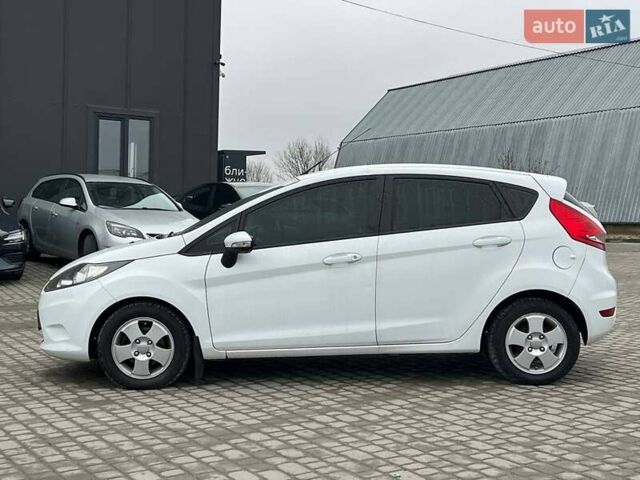 Білий Форд Фієста, об'ємом двигуна 1.2 л та пробігом 140 тис. км за 6990 $, фото 3 на Automoto.ua