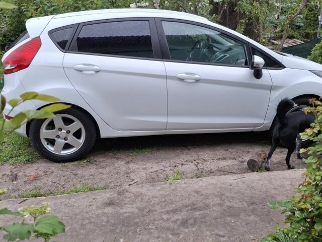 Білий Форд Фієста, об'ємом двигуна 1.2 л та пробігом 231 тис. км за 6500 $, фото 7 на Automoto.ua