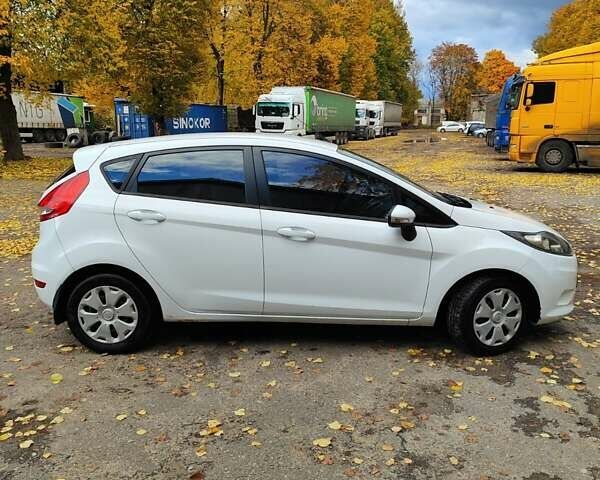 Белый Форд Фиеста, объемом двигателя 1.24 л и пробегом 190 тыс. км за 6400 $, фото 7 на Automoto.ua