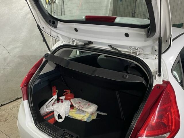 Білий Форд Фієста, об'ємом двигуна 1.4 л та пробігом 125 тис. км за 6000 $, фото 9 на Automoto.ua