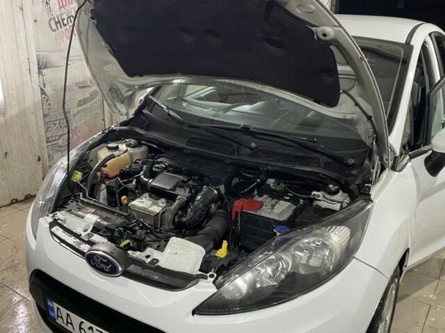 Білий Форд Фієста, об'ємом двигуна 1.4 л та пробігом 125 тис. км за 6000 $, фото 17 на Automoto.ua