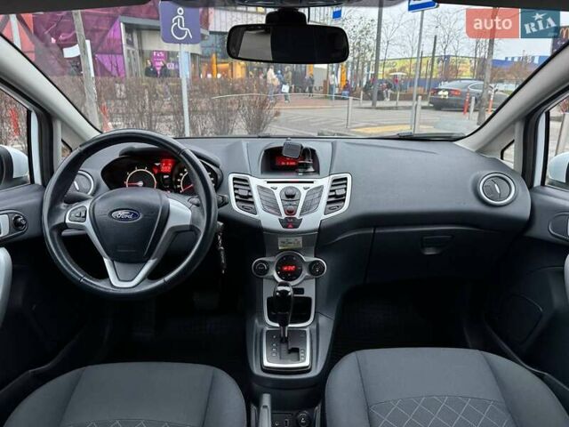 Білий Форд Фієста, об'ємом двигуна 1.39 л та пробігом 150 тис. км за 6990 $, фото 26 на Automoto.ua