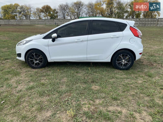 Білий Форд Фієста, об'ємом двигуна 1 л та пробігом 122 тис. км за 7200 $, фото 5 на Automoto.ua