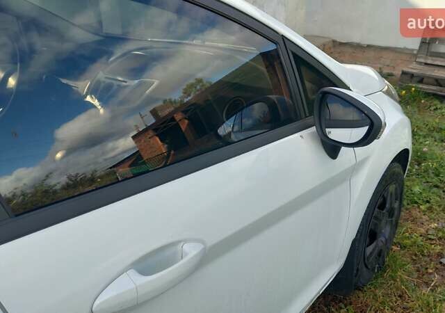 Форд Фієста 2012 у Хмельницькому на Automoto.ua Білий Форд Фієста, об'ємом двигуна 1.25 л та пробігом 123 тис. км за 5700 $, фото 5 на Automoto.ua