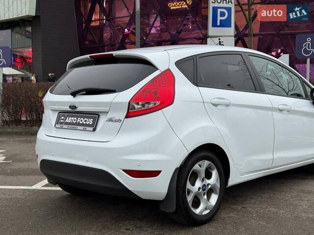 Білий Форд Фієста, об'ємом двигуна 1.39 л та пробігом 150 тис. км за 6990 $, фото 8 на Automoto.ua