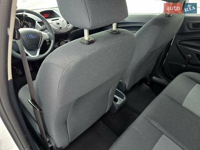 Білий Форд Фієста, об'ємом двигуна 1.25 л та пробігом 53 тис. км за 6400 $, фото 107 на Automoto.ua