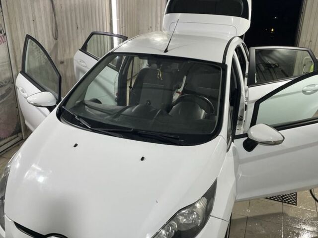Білий Форд Фієста, об'ємом двигуна 1.4 л та пробігом 125 тис. км за 6000 $, фото 8 на Automoto.ua