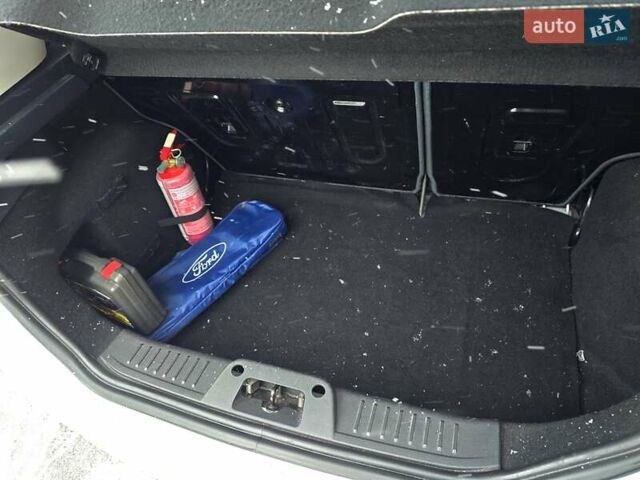 Білий Форд Фієста, об'ємом двигуна 1.25 л та пробігом 53 тис. км за 6400 $, фото 113 на Automoto.ua
