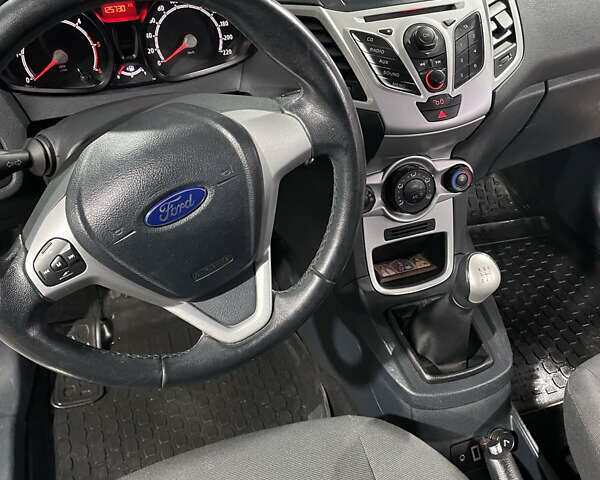 Белый Форд Фиеста, объемом двигателя 1.4 л и пробегом 125 тыс. км за 6000 $, фото 14 на Automoto.ua