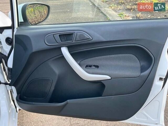 Білий Форд Фієста, об'ємом двигуна 1.2 л та пробігом 170 тис. км за 6290 $, фото 14 на Automoto.ua