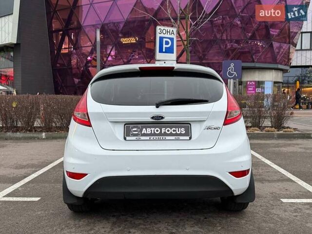 Білий Форд Фієста, об'ємом двигуна 1.39 л та пробігом 150 тис. км за 6990 $, фото 6 на Automoto.ua