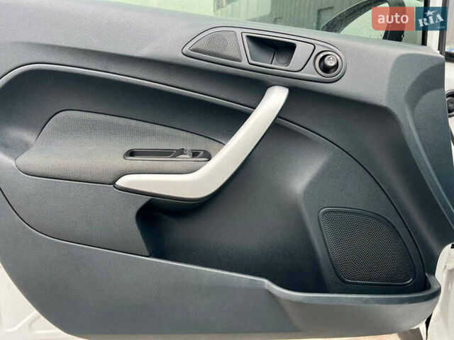 Білий Форд Фієста, об'ємом двигуна 1.2 л та пробігом 140 тис. км за 6990 $, фото 14 на Automoto.ua