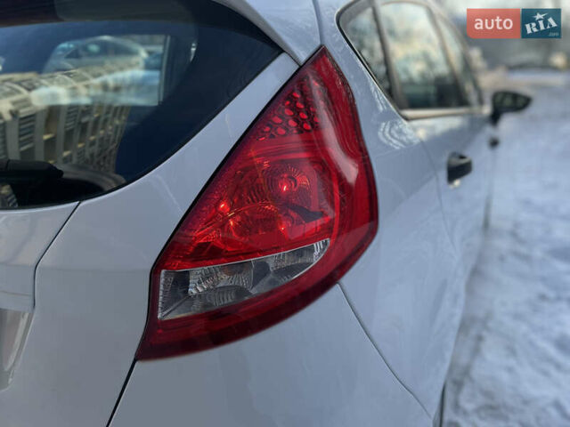 Белый Форд Фиеста, объемом двигателя 1.24 л и пробегом 209 тыс. км за 6499 $, фото 14 на Automoto.ua