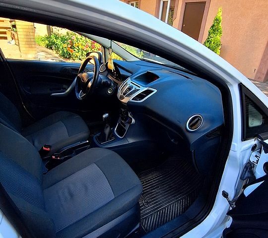 Білий Форд Фієста, об'ємом двигуна 1.2 л та пробігом 151 тис. км за 6300 $, фото 2 на Automoto.ua