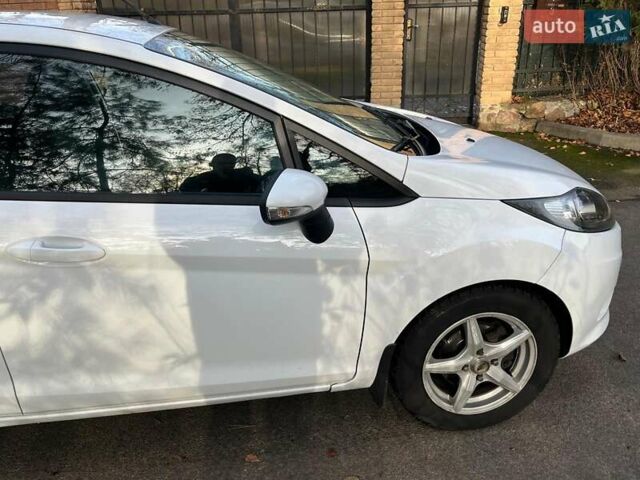 Білий Форд Фієста, об'ємом двигуна 1.2 л та пробігом 170 тис. км за 6290 $, фото 13 на Automoto.ua
