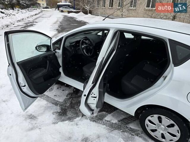 Білий Форд Фієста, об'ємом двигуна 1.25 л та пробігом 53 тис. км за 6400 $, фото 103 на Automoto.ua
