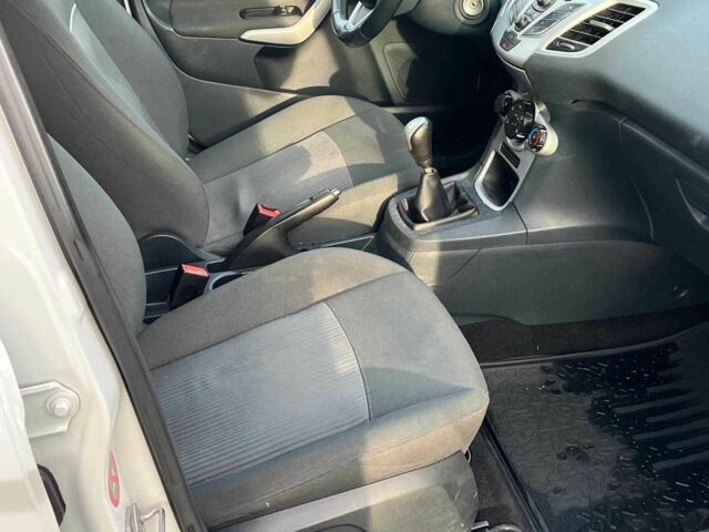 Білий Форд Фієста, об'ємом двигуна 1.2 л та пробігом 170 тис. км за 6290 $, фото 15 на Automoto.ua