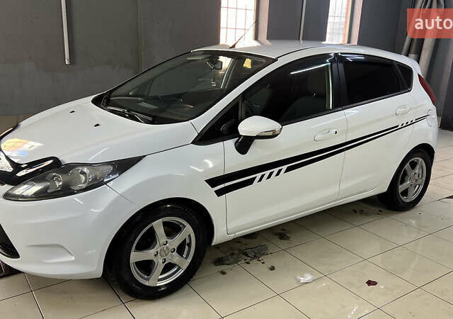 Белый Форд Фиеста, объемом двигателя 1.24 л и пробегом 127 тыс. км за 5200 $, фото 2 на Automoto.ua