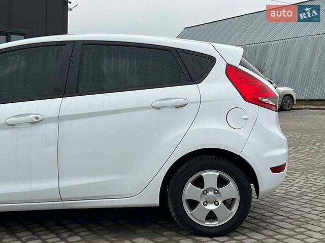 Білий Форд Фієста, об'ємом двигуна 1.2 л та пробігом 140 тис. км за 6990 $, фото 4 на Automoto.ua
