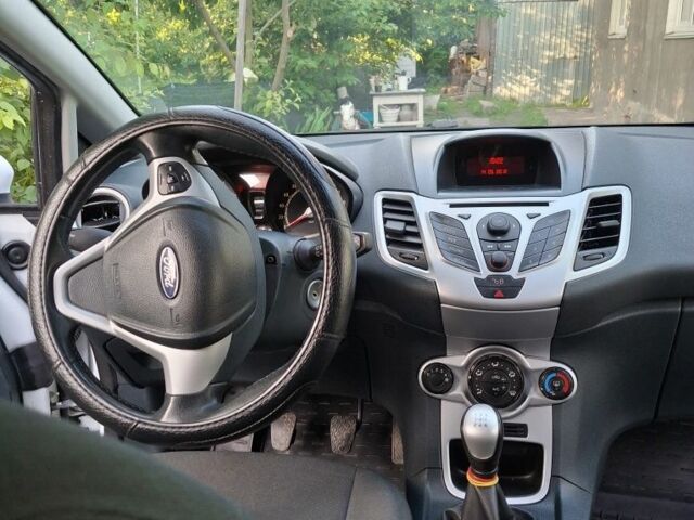 Білий Форд Фієста, об'ємом двигуна 1.2 л та пробігом 231 тис. км за 6500 $, фото 4 на Automoto.ua